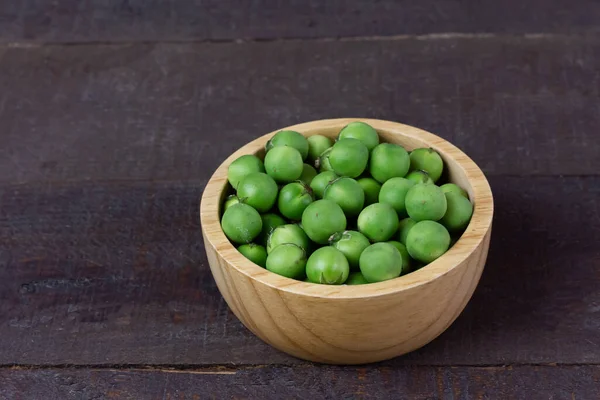 Erwten Aubergine Kalkoenbes Houten Kom Houten Ondergrond Solanum Torvum Ingrediënten — Stockfoto