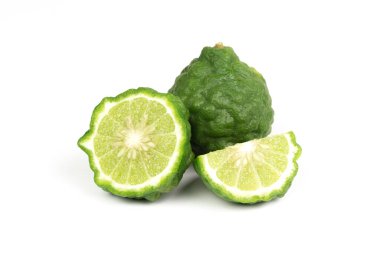 Beyaz arka planda izole edilmiş Bergamot meyvesi. Bergamot Asya yemeklerinde kullanılan bir maddedir ve vücut bakımı için bir bitkidir..