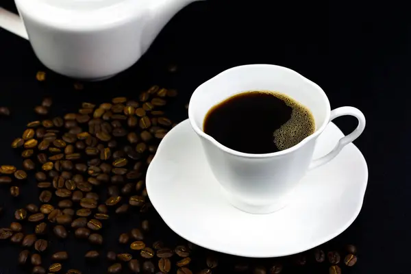 Μαύρο Καφέ Λευκό Κεραμικό Κύπελλο Και Κόκκους Καφέ Μαύρο Ξύλινο — Φωτογραφία Αρχείου
