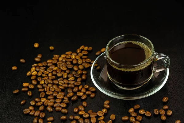 Μαύρο Καφέ Διάφανο Γυαλί Και Κόκκους Καφέ Μαύρο Ξύλινο Φόντο — Φωτογραφία Αρχείου