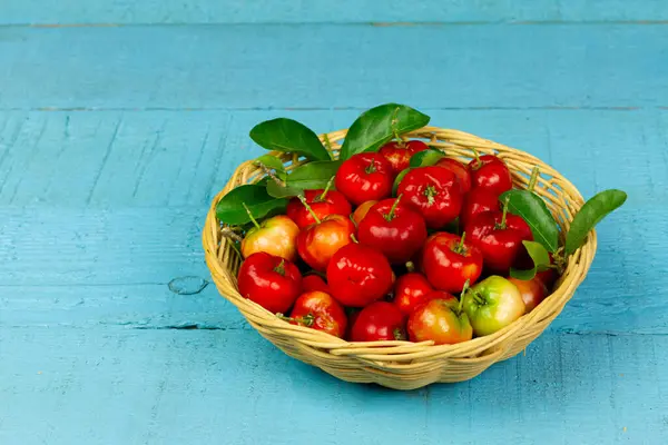 Acerola Körsbär Eller Barbados Körsbär Med Blad Korg Blå Trä — Stockfoto