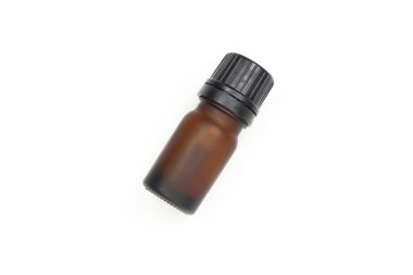 Beyaz arka planda izole edilmiş küçük cam şişe. Gerekli yağ şişesi.