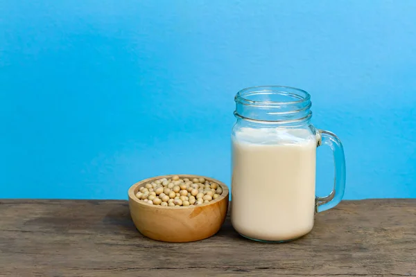 Leche Soja Vidrio Transparente Con Soja Cuenco Madera Sobre Mesa —  Fotos de Stock