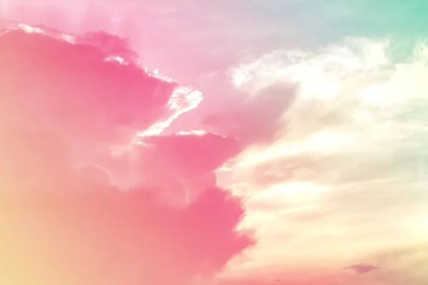 ピンク 緑の色で空の微妙な背景カラフルなパステルトーンの柔らかい雲 夜の太陽の光 — ストック写真