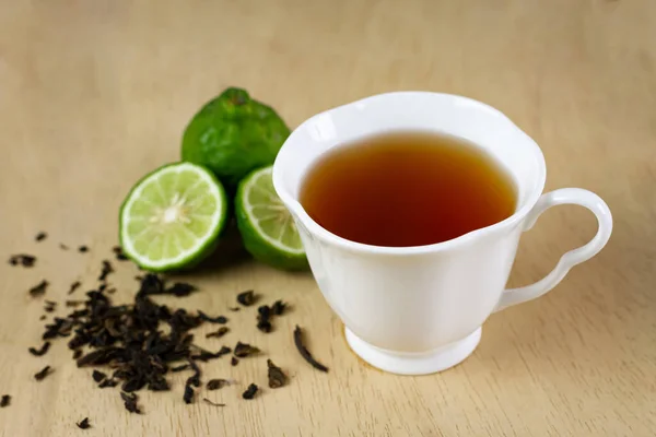 白茶或伯爵灰茶 新鲜的绿茶果 切碎在褐色木桌上 — 图库照片