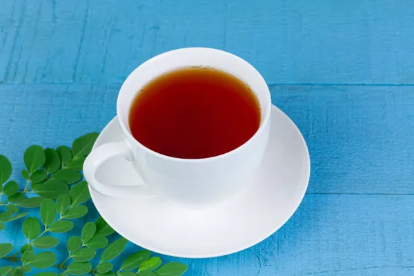红茶配白瓷杯 新鲜绿茶配蓝木背景 替代保健和医疗概念 — 图库照片