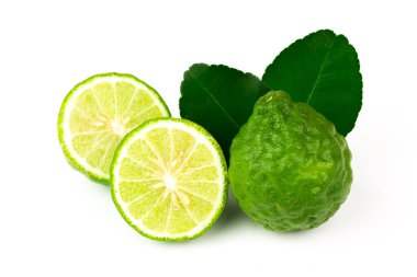 Beyaz arka planda izole edilmiş Bergamot meyvesi ve yeşil yaprak. 