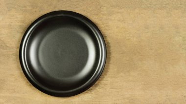 Ahşap kırsal masada boş seramik tabak, üst manzara..