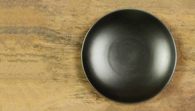 Ahşap kırsal masada boş seramik tabak, üst manzara..