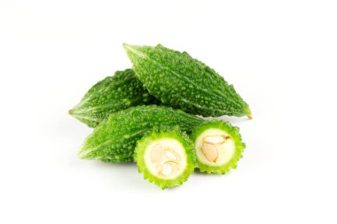 Beyaz arka planda izole edilmiş acı kabak ya da acı kavun. Bilimsel adı Momordica charantia. Hastalıkları tedavi etmek için tam bir gıda ve bitki olarak..