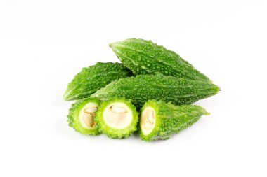 Beyaz arka planda izole edilmiş acı kabak ya da acı kavun. Bilimsel adı Momordica charantia. Hastalıkları tedavi etmek için tam bir gıda ve bitki olarak..