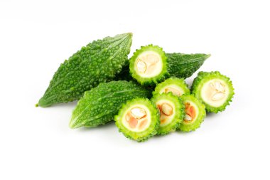 Beyaz arka planda izole edilmiş acı kabak ya da acı kavun. Bilimsel adı Momordica charantia. Hastalıkları tedavi etmek için tam bir gıda ve bitki olarak..