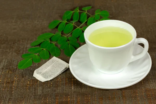 Beyaz Bardakta Moringa Çayı Kahverengi Ahşap Arka Planda Taze Yeşil — Stok fotoğraf