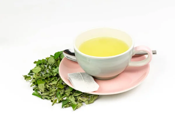 莫林加茶在陶瓷杯与干绿叶隔离的白色背景 Moringa Oleifera热带草本植物健康生活方式概念 — 图库照片