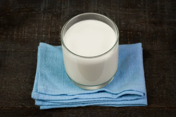 Milch Glas Auf Rustikalem Holztisch — Stockfoto