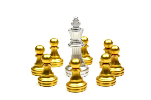 Koning Zilveren Schaakstukken Vallen Het Cordon Van Gouden Pion Geïsoleerd — Stockfoto
