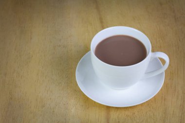 Kırsal ahşap arka planda beyaz fincan sıcak çikolata, kopyalama alanı.