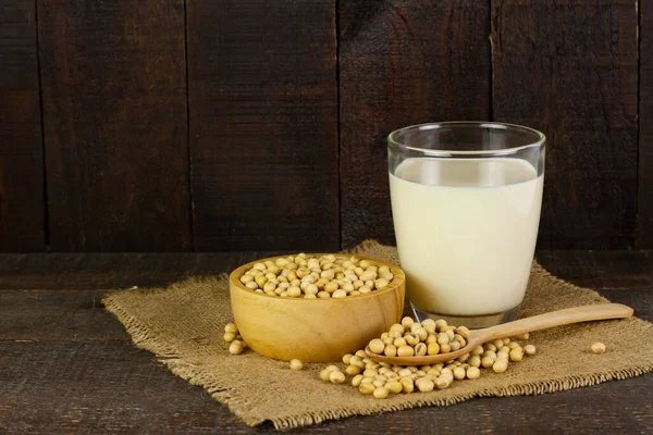 Leche Soja Vidrio Transparente Con Cuchara Madera Sobre Mesa Madera —  Fotos de Stock