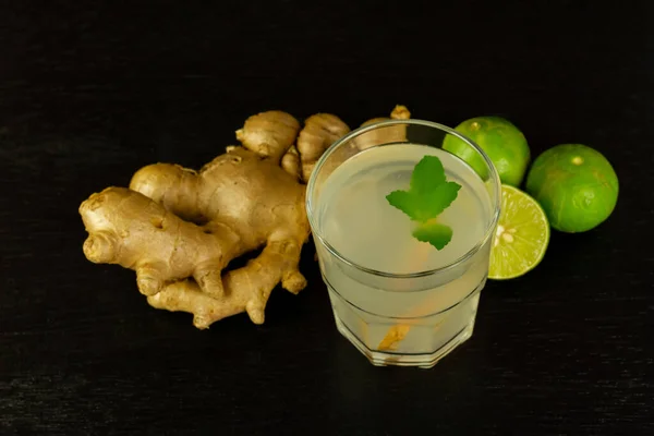柠檬水或希坎吉在黑色木制背景的玻璃上 印度人喝酒来提神 含生姜 石灰及罗勒配料 — 图库照片
