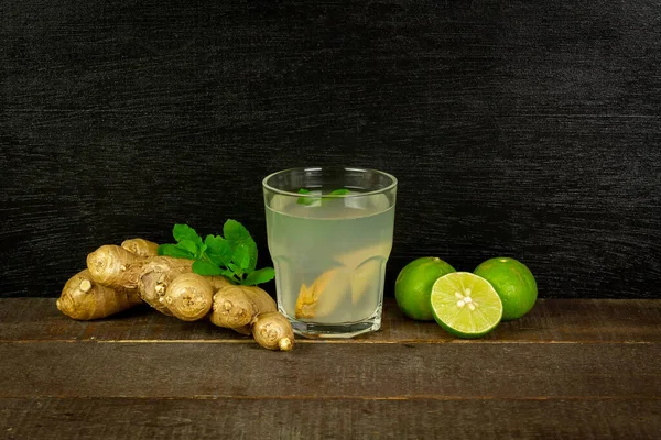 Ahşap zemin üzerinde limonata ya da cam içinde shikanji. Yenilenmek için Kızılderili içkisi. Zencefil, limon ve fesleğen içerir..