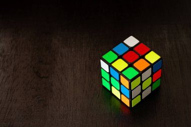 SAMUT-SAKHON, THAILAND - 29 AĞUSTOS 2021: Siyah arkaplan üzerine Rubik Küpü bulmacası.