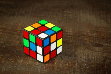 SAMUT-SAKHON, THAILAND - 26 AĞUSTOS 2021: Ahşap arka planda Rubik 'in Küp bulmacası.
