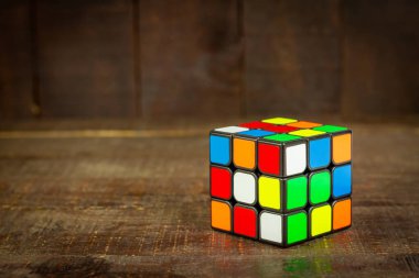 SAMUT-SAKHON, THAILAND - 25 AĞUSTOS 2021: Ahşap arka planda Rubik 'in Küp bulmacası, İllüstrasyon Editörü.