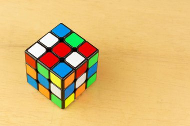 SAMUT-SAKHON, THAILAND - 12 Eylül 2021: Ahşap arka planda Rubik 'in Küp bulmacası, İllüstrasyon Editörü.
