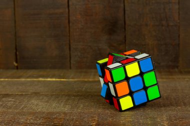 SAMUT-SAKHON, THAILAND - EYLÜL 08, 2021: Ahşap arka planda Rubik 'in Küp bulmacası, İllüstrasyon Editörü.