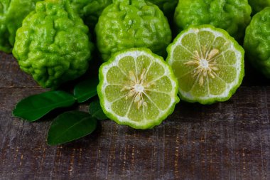 Tahta masada Bergamot meyvesi. Bergamot Asya yemeklerinde kullanılan bir maddedir ve vücut bakımı için bir bitkidir..