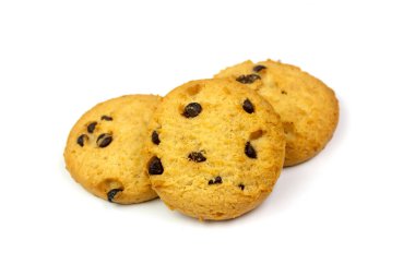 Beyaz arkaplanda izole edilmiş çikolatalı kurabiye.