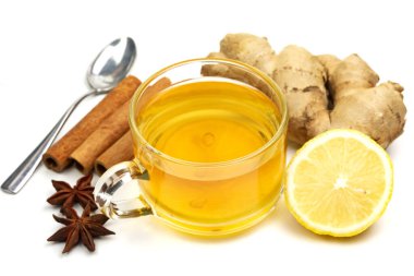 Zencefil, limon, tarçın çubukları ve beyaz arka planda izole edilmiş yıldız anasonlu çay..