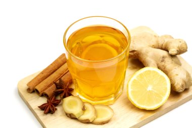 Zencefil, limon, tarçın çubukları ve beyaz arka planda izole edilmiş yıldız anasonlu çay..