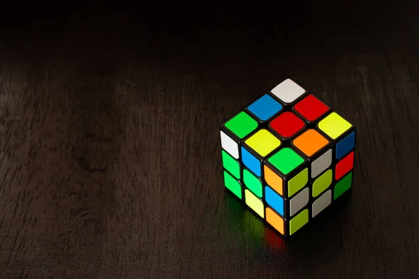 SAMUT-SAKHON, THAILAND - 29 AĞUSTOS 2021: Siyah arkaplan üzerine Rubik Küpü bulmacası.