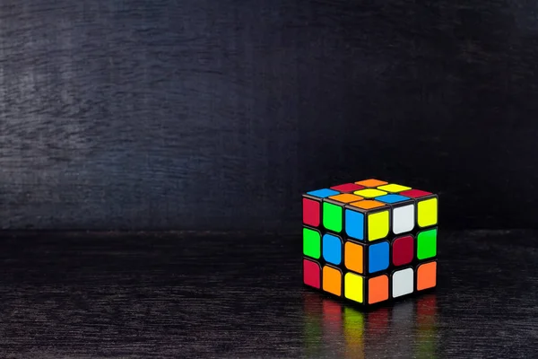SAMUT-SAKHON, THAILAND - 22 AĞUSTOS 2021: Siyah arkaplan üzerine Rubik Küpü bulmacası.