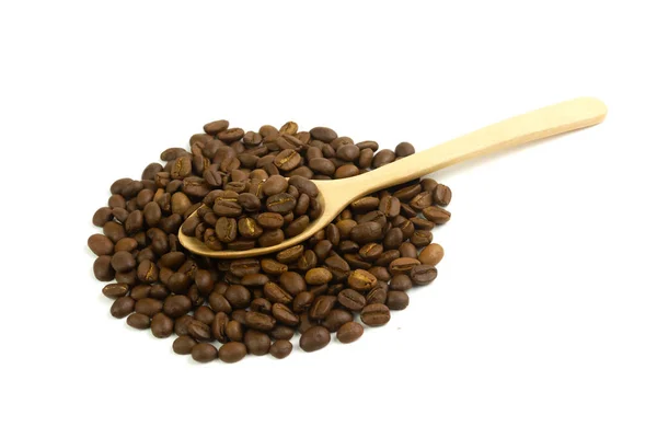 白い背景に隔離された木製のスプーンで焙煎したコーヒー豆 — ストック写真