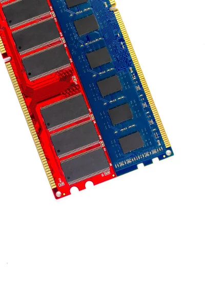 ランダムアクセスメモリまたはRamのためのパーソナルコンピュータ青と赤の色は白の背景に隔離 — ストック写真