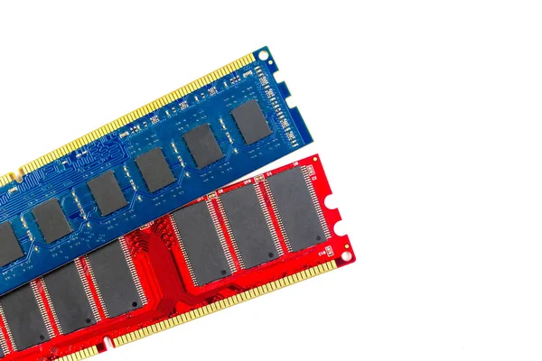 ランダムアクセスメモリまたはRamのためのパーソナルコンピュータ青と赤の色は白の背景に隔離 — ストック写真