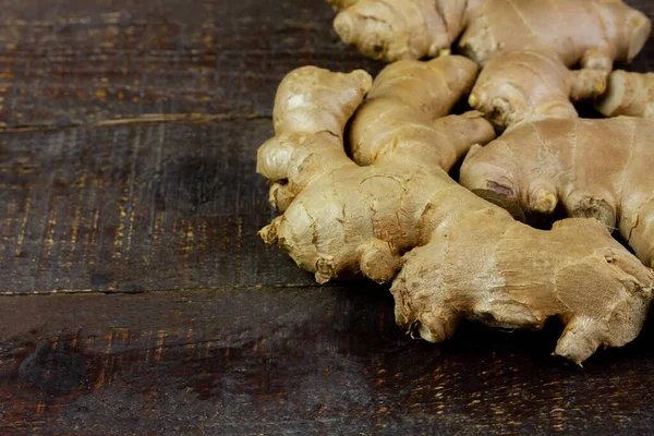 Čerstvý Zázvor Rustikálním Dřevěném Pozadí Ginger Jídlo Bylina Pro Zdravotnictví — Stock fotografie