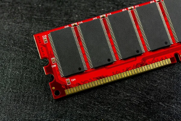 パーソナルコンピュータのためのランダムアクセスメモリまたはRam暗い木製の背景に赤い色 — ストック写真