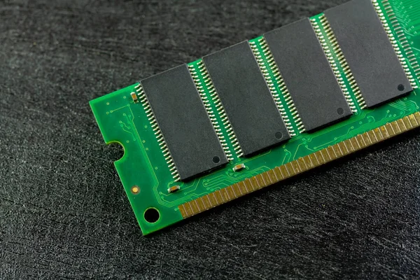 ランダムアクセスメモリまたはRam用パーソナルコンピュータ緑の色上の暗い木製の背景 — ストック写真