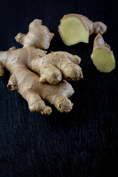 Jahe Segar Dengan Latar Belakang Kayu Hitam Ginger Adalah Makanan — Stok Foto