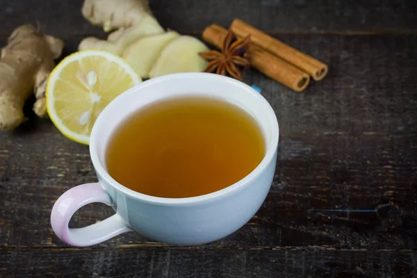 Tasse Tee Mit Ingwer Zitrone Zimtstangen Und Sternanis Auf Rustikalem — Stockfoto