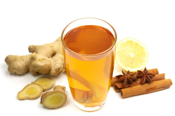 Zencefil, limon, tarçın çubukları ve beyaz arka planda izole edilmiş yıldız anasonlu çay..