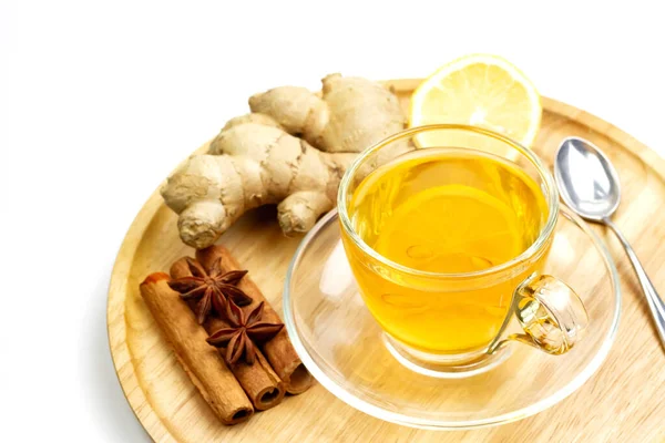 Glas Tee Mit Ingwer Zitrone Zimtstangen Und Sternanis Isoliert Auf — Stockfoto