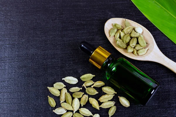 Cardamom Essential Oil Green Glass Bottle Dry Cardamom Spice Wooden — Stok Foto