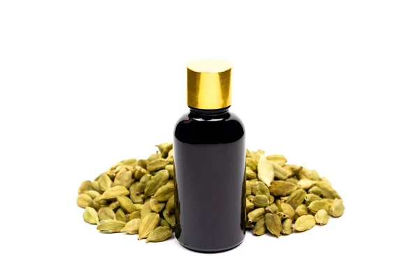 Aceite Esencial Cardamomo Botella Vidrio Con Pila Especias Secas Cardamomo —  Fotos de Stock