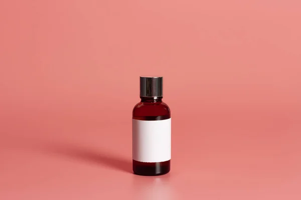 Бутылка Пустым Этикеткой Макет Розовом Фоне — стоковое фото