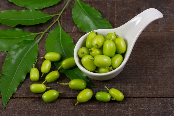 Vers Neem Fruit Witte Keramische Schaal Neem Groen Blad Rustieke — Stockfoto