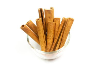 Tarçın çubukları beyaz arkaplanda izole. 